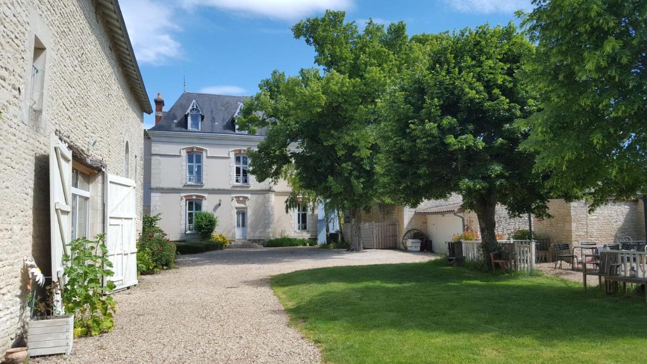La Roseraie Neuville-de-Poitou Exterior photo